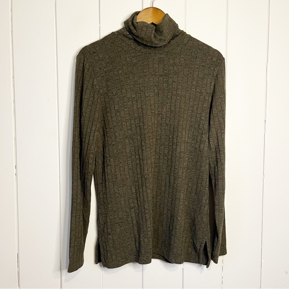 Tribal Green Ribbed Turtle Neck. Size Large.